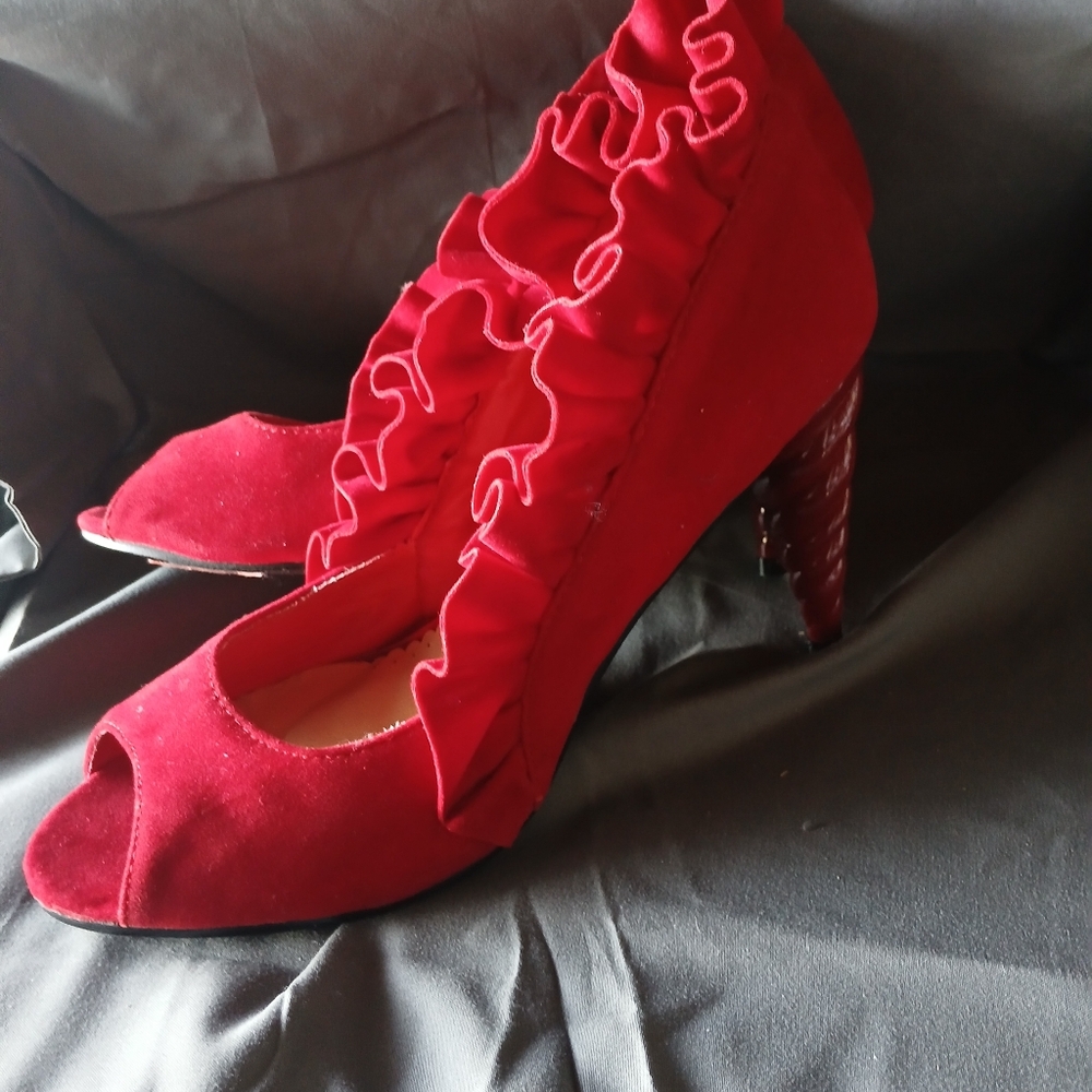 Elegant Red Ruffle Heels - Picture 3 of 4